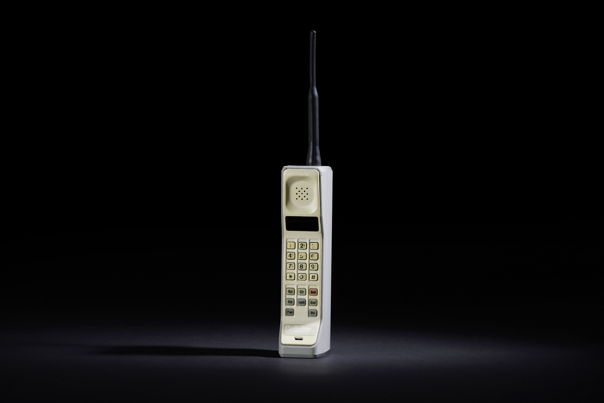 1983 телефон. Motorola DYNATAC 8000x. Телефон Motorola DYNATAC 8000x. Motorola DYNATAC 8000x 1983. Motorola DYNATAC 8000x 1983 год.