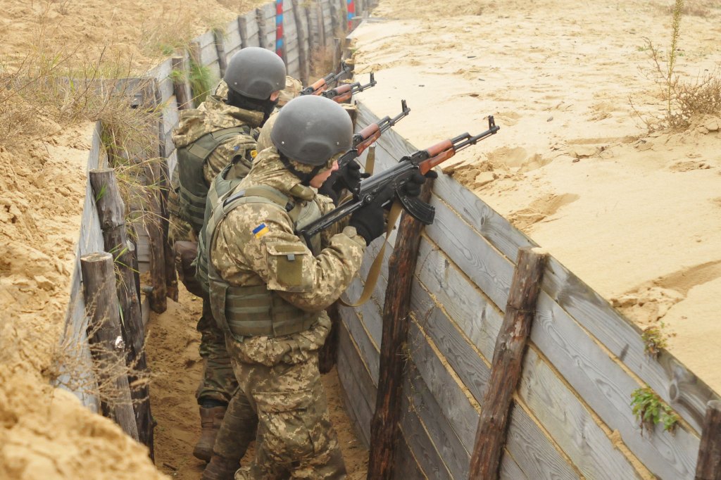 L'Ucraina cambia le norme per il reclutamento: la guerra continua (anche se non la vediamo)