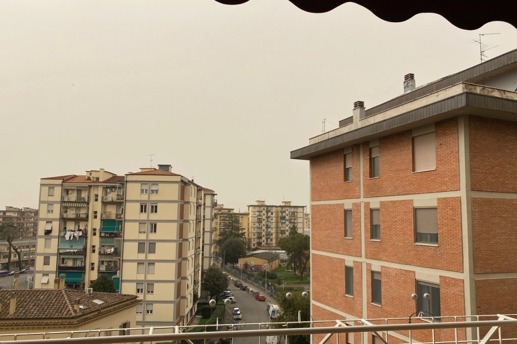 Il cielo giallo in Toscana si spiega con lo scattering, non con le fantasie complottiste - Fonte La Nazione