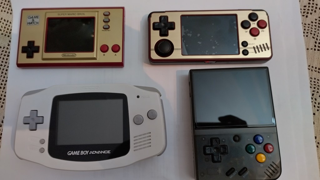 Form factor e dimensioni a confronto: Nintendo Game&Watch (repro), Nintendo Game Boy Advance, Miyoo A30, Miyoo Mini Plus