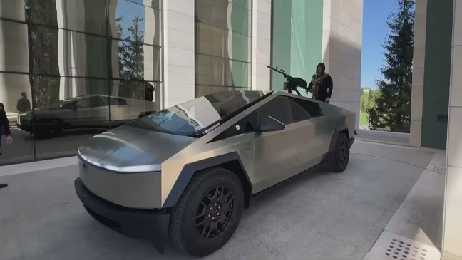 Musk regala un Cybertruck a Kadyrov, che ringrazia