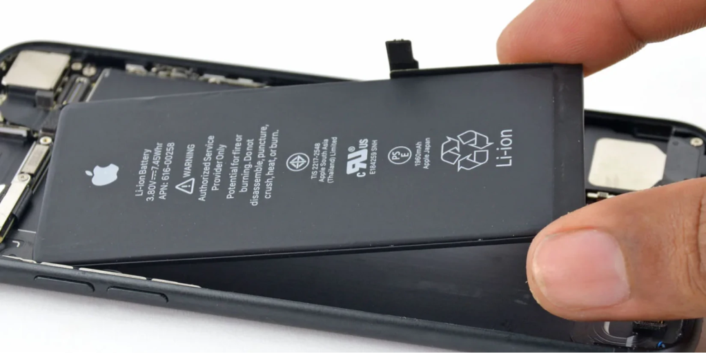 Le batterie non rimovibili nei cellulari non servono per "controllare la vostra posizione"