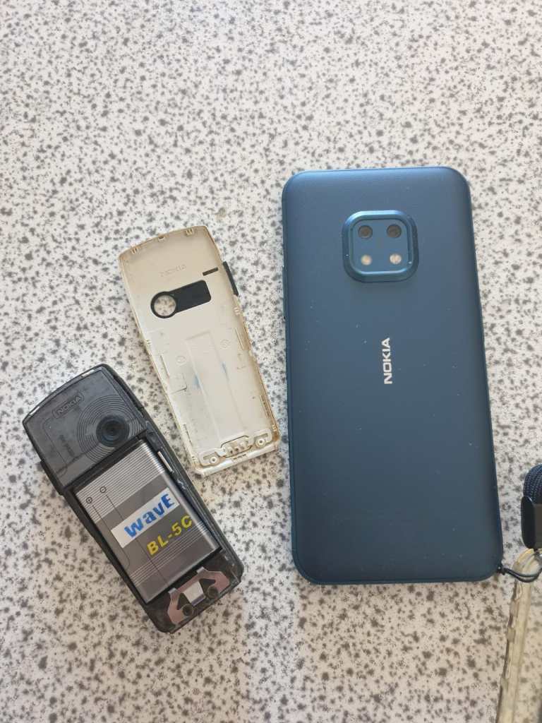 Nokia 6230 vs Nokia XR20