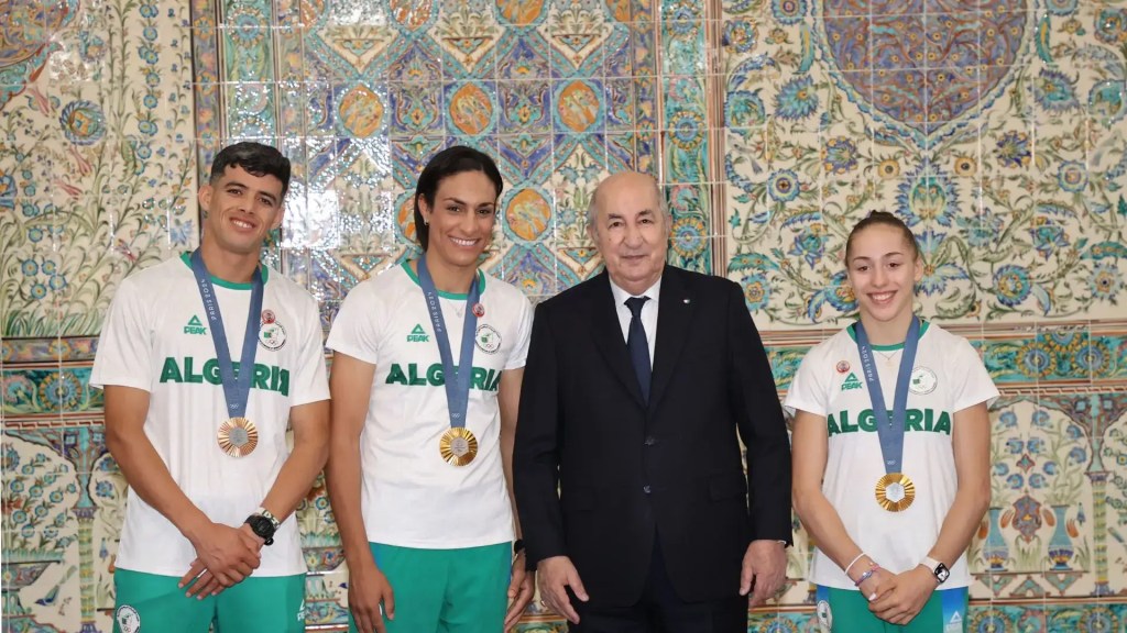 Il presidente Algerino posa con campioni e campionesse