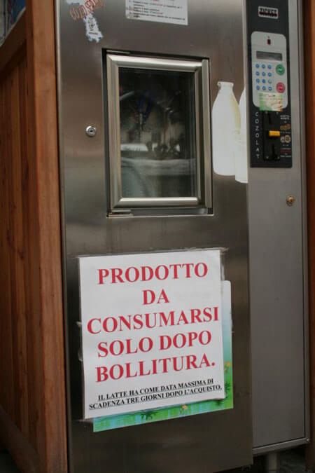 Foto di un distributore automatico di latte non pastorizzato in Italia